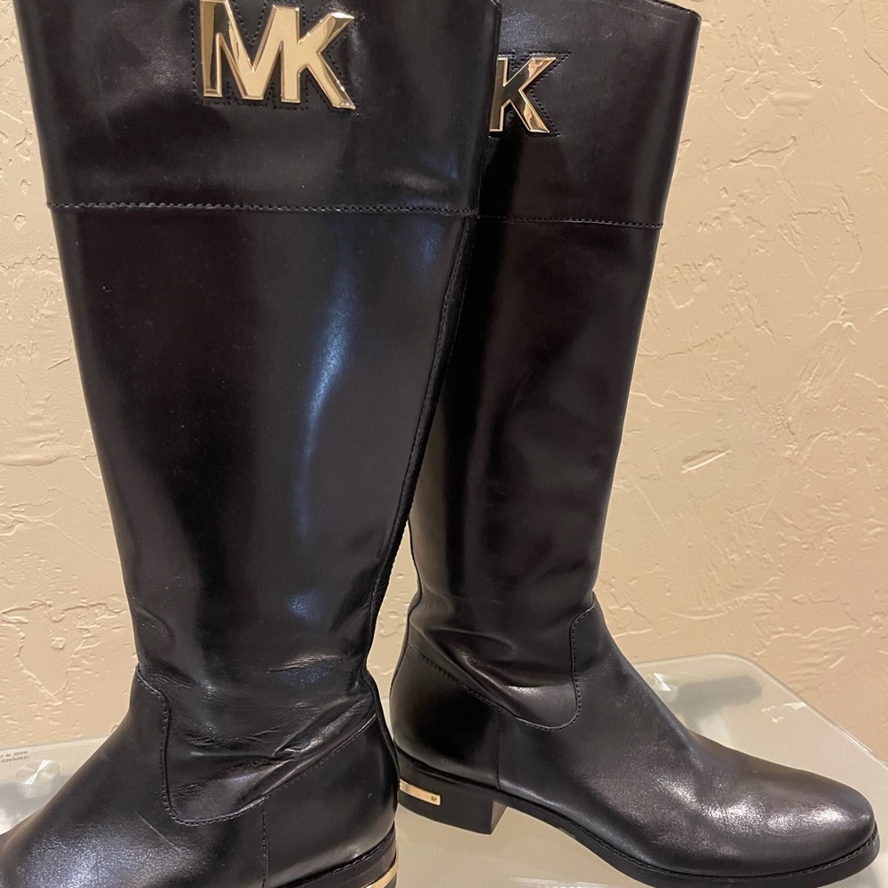 Boot - Picture 2 of 3